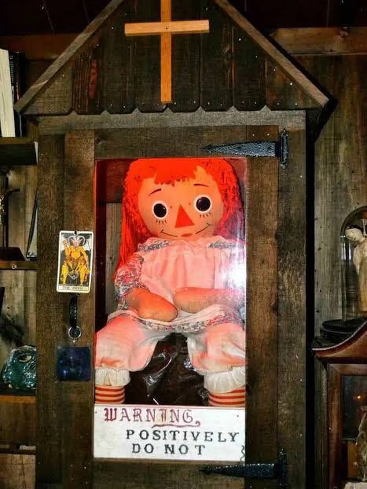 Boneka Kuno di Lemari Terkunci