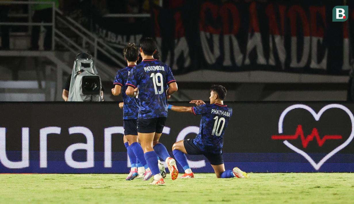 <p>Pemain Laos,&nbsp;Phathana Phommathep mencetak gol kedua timnya ke gawang Timnas Indonesia pada&nbsp;laga lanjutan Grup B Piala AFF 2024 di Stadion Manahan, Solo, Jawa Tengah, Kamis (12/12/2024). (Bola.com/Abdul Aziz)</p>