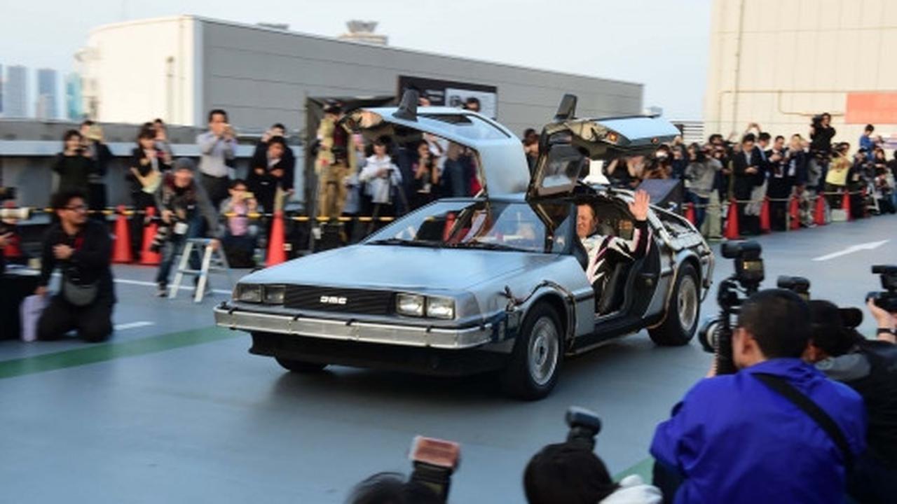 Keren, mobil berbahan baju bekas ala film Back to the Future