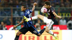 Pemain AC Milan, Giacomo Bonaventura melompat saat berebut bola dengan pemain Internazionale, Fredy Guarin pada laga Serie A di Stadion San Siro, Italia, Minggu (13/9/2015). Internazionale berhasil menang 1-0. (Reuters/Stefano Rellandini)