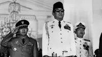 Presiden Republik Indonesia Achmed Sukarno dan Kepala Staf Angkatan Darat Mohamed Suharto saat memimpin upacara HUT Kemerdekaan RI ke 21 di Lapangan Merdeka, Istana Merdeka, Jakarta, 17 Agustus 1966. (AFP PHOTO) 