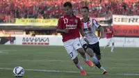 Pemain Bali United, I Nyoman Sukarja berusaha lepas dari hadangan pemain Persija, Ambrizal pada laga Piala Presiden di Stadion I Wayan Dipta, Bali, Minggu (30/8/2015). (Bola.com/Vitalis Yogi Trisna)