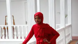Model berhijab, Alima Aden berpose saat sesi pemotretan di Buyukada, dekat Istanbul, Turki (25/3). Gadis berusia 19 tahun itu masuk sebagai finalis ajang kecantikan Miss Minnesota, AS, pertama yang berbusana muslimah. (AP Photo / Lefteris Pitarakis)