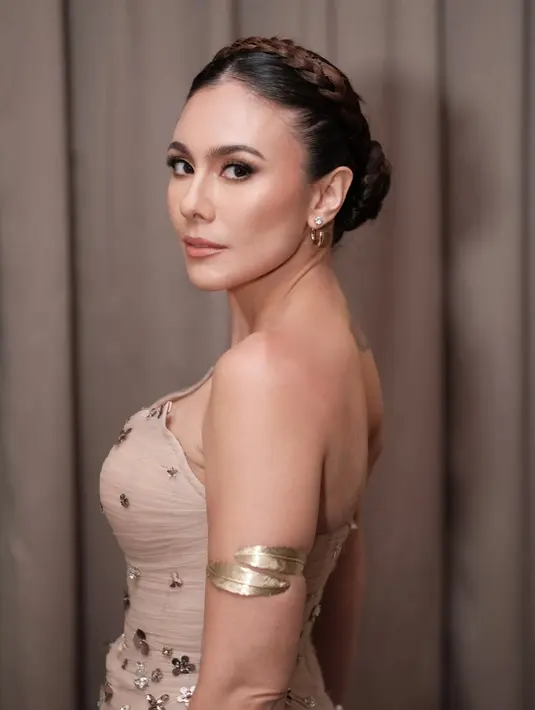 <p>Wulan Guritno kembali pancarkan pesona cantiknya di usia 40an. Kali ini ia tampil cantik bak dewi aphrodite [@wulanguritno]</p>