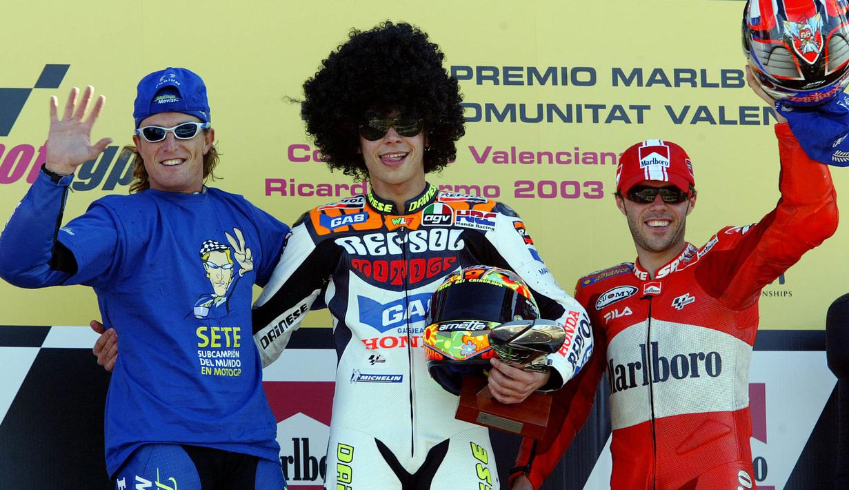 Valentino Rossi bergaya dengan wig rambut kribo pada tahun 2003. (AFP/Javier Soriano)