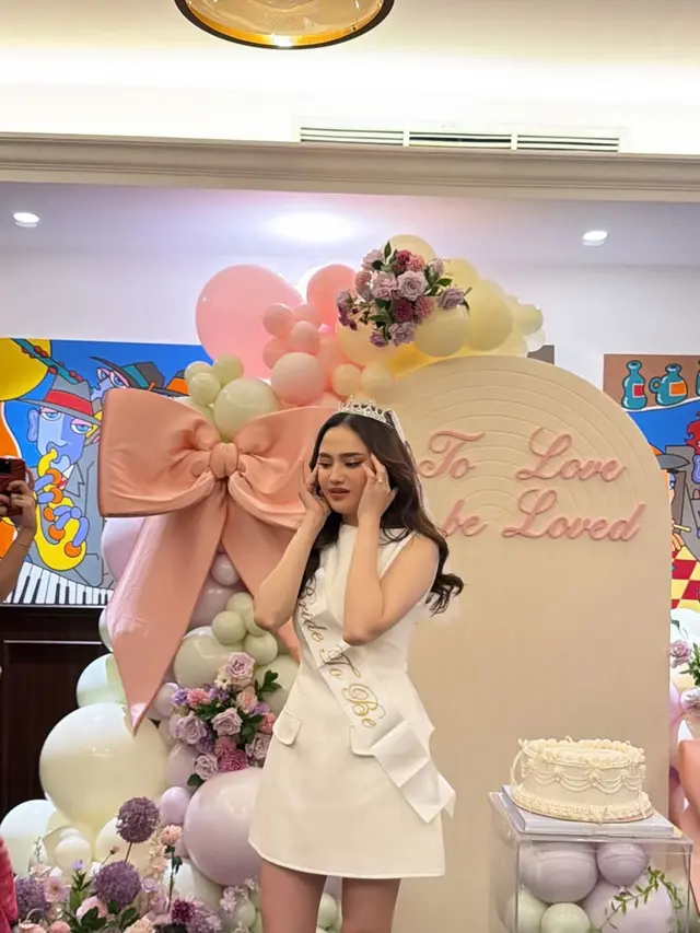Tampilan Berkelas Syifa Hadju di Bridal Shower, Pakai Baju Hitam Putih dengan Tas dan Sepatu Branded