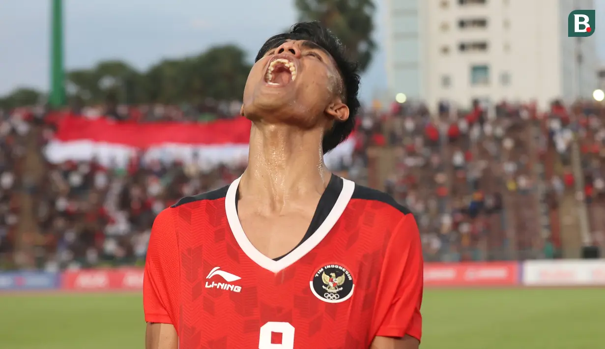 <p>Selebrasi striker Timnas Indonesia U-22, Ramadhan Sananta setelah berakhirnya laga semifinal cabor sepak bola SEA Games 2023 menghadapi Vietnam di Olympic National Stadium, Phnom Penh, Kamboja, Sabtu (13/5/2023). Timnas Indonesia menang 3-2 dan memastikan lolos ke partai final. (Bola.com/Abdul Aziz)</p>