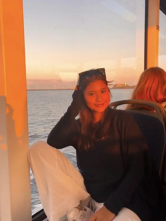 Sweater selalu bisa diandalkan untuk tampilan yang casual namun penuh gaya.  [Foto: Instagram/ miyakeinaka]