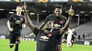 Striker Manchester United, Odion Ighalo, merayakan gol yang dicetaknya ke gawang LASK pada leg pertama 16 besar Liga Europa di Linzer Stadion, Linz, Austria, Jumat (13/3). Manchester United menang telak 5-0 atas LASK. (AP/Kerstin Joensson)