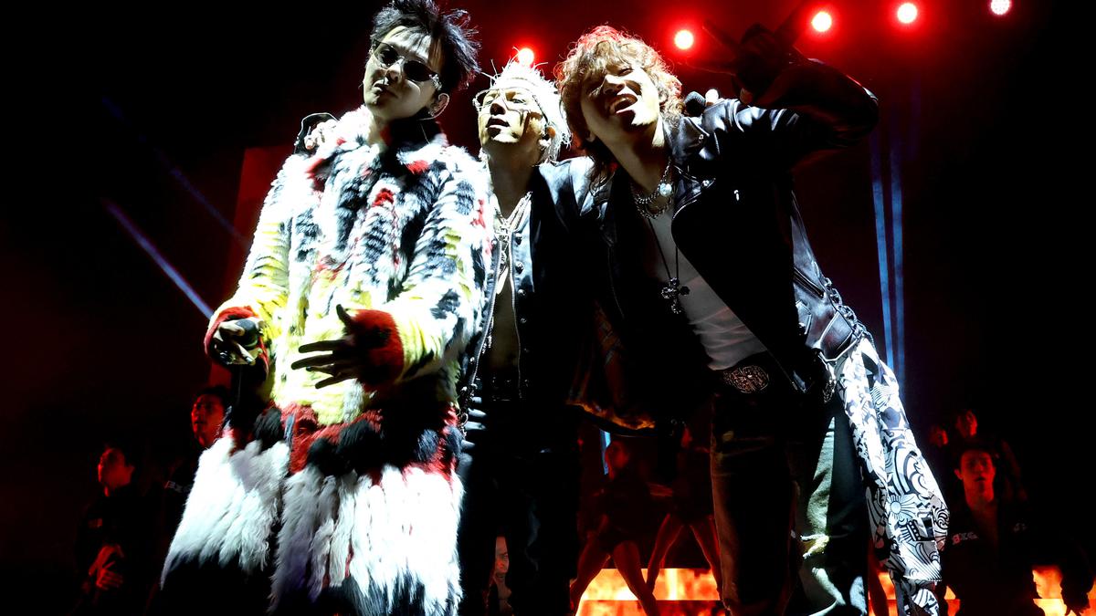 Mantel Bulu G-Dragon Jadi Sorotan Utama Saat BigBang Gebrak Panggung Coachella 2026