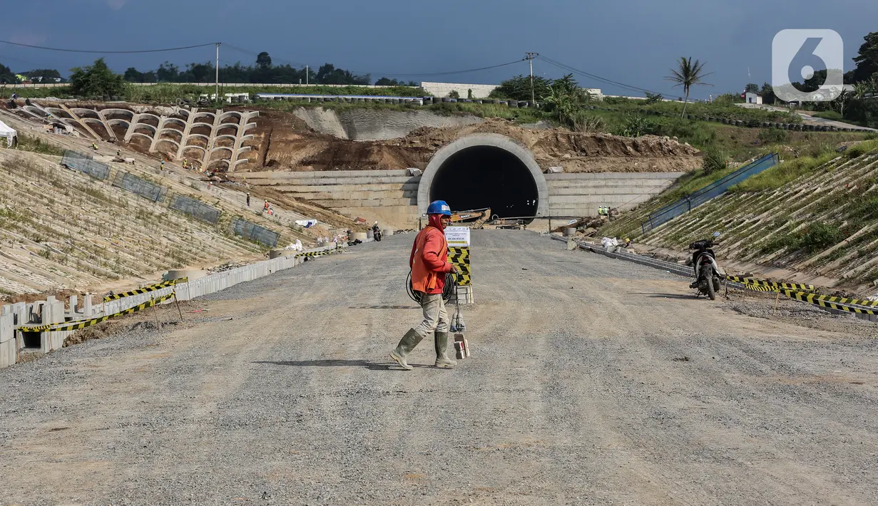 Proyek pembangunan kereta cepat yang sedang dalam tahap pengerjaan di kawasan Padalarang, Kabupaten Bandung, Jawa Barat, Sabtu (25/9/2021). Pembangunan Kereta Cepat Jakarta Bandung (KCIC) telah mencapai progres 78,65 persen. (Liputan6.com/Johan Tallo)