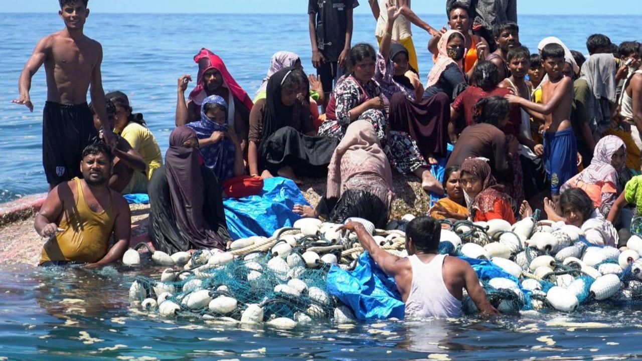 Pada hari Rabu (20/3/2024) lalu, nelayan Aceh berjuang untuk menyelamatkan puluhan warga Rohingya setelah air pasang membalikkan kapal mereka di perairan provinsi Aceh. Gelombang pengungsi Rohingya ke Indonesia kembali bertambah. Foto: REUTERS / Hendri<