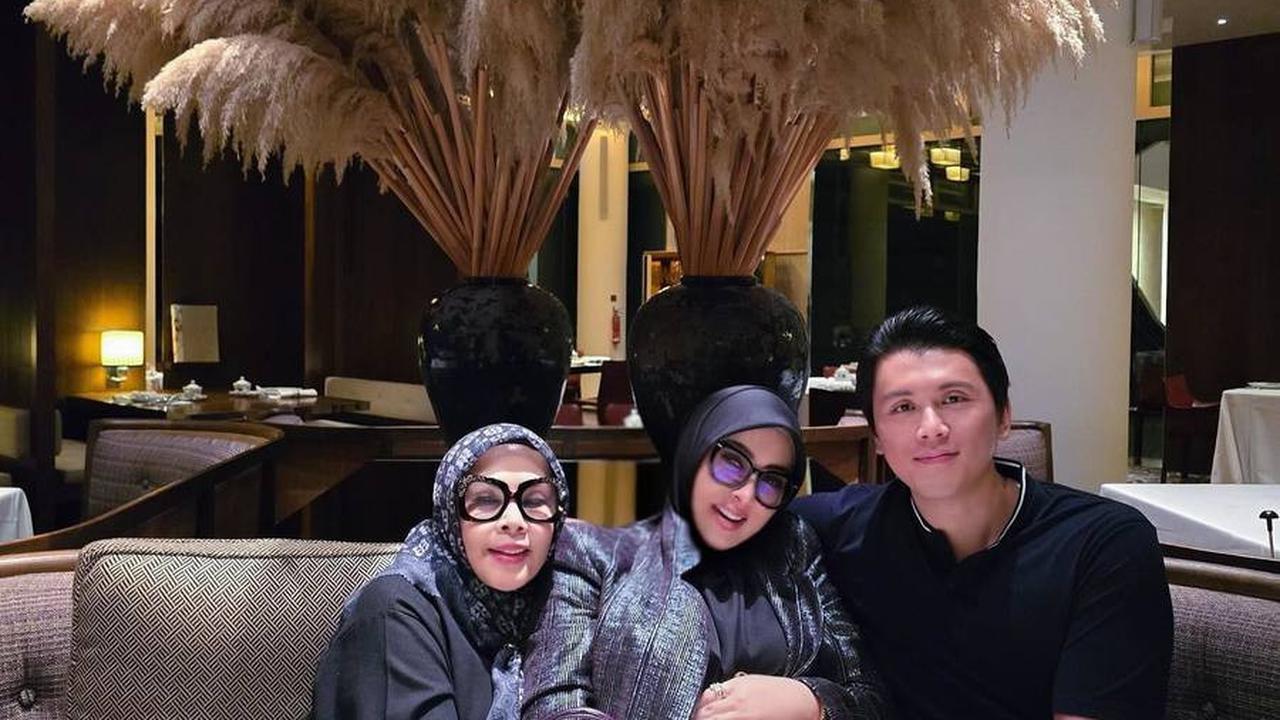 Sang Ibu dan Suami Pegang Perut Syahrini