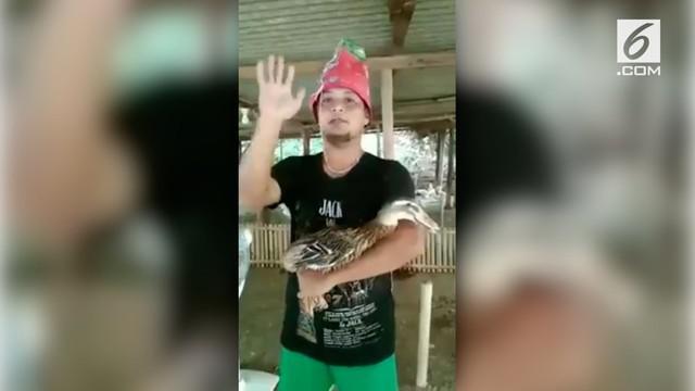 Menjelang tahun baru, seorang pria menggunakan seekor bebek untuk dijadikan sebagai terompet. Bukannya disambut hangat, apa yang dilakukan pria ini malah dikecam warganet.