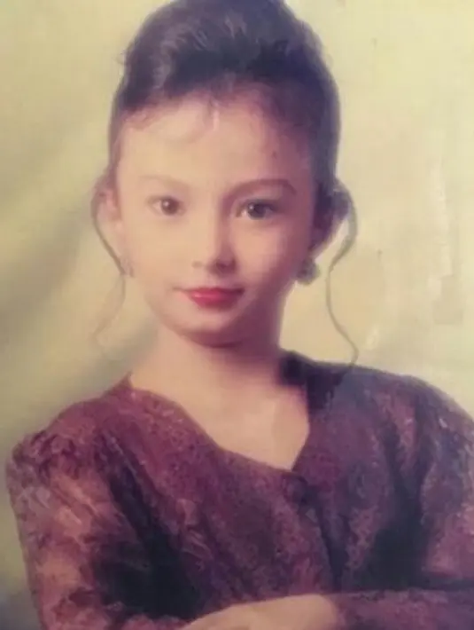 Sejak kecil, Asmirandah sudah cantik sejak kecil. Tidak hanya pakai makeup, gaya rambutnya makin membuat penampilannya memesona. (Foto: Instagram/@asmirandah89)