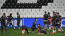 Para pemain Bayern Munchen melakukan pemanasan saat sesi latihan di Stadion Vodafone Park di Istanbul (13/3). Pada leg pertama Munchen menang besar 5-0 atas Besiktas di Jerman. (AFP Photo/Ozan Kose)