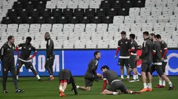 Para pemain Bayern Munchen melakukan pemanasan saat sesi latihan di Stadion Vodafone Park di Istanbul (13/3). Pada leg pertama Munchen menang besar 5-0 atas Besiktas di Jerman. (AFP Photo/Ozan Kose)