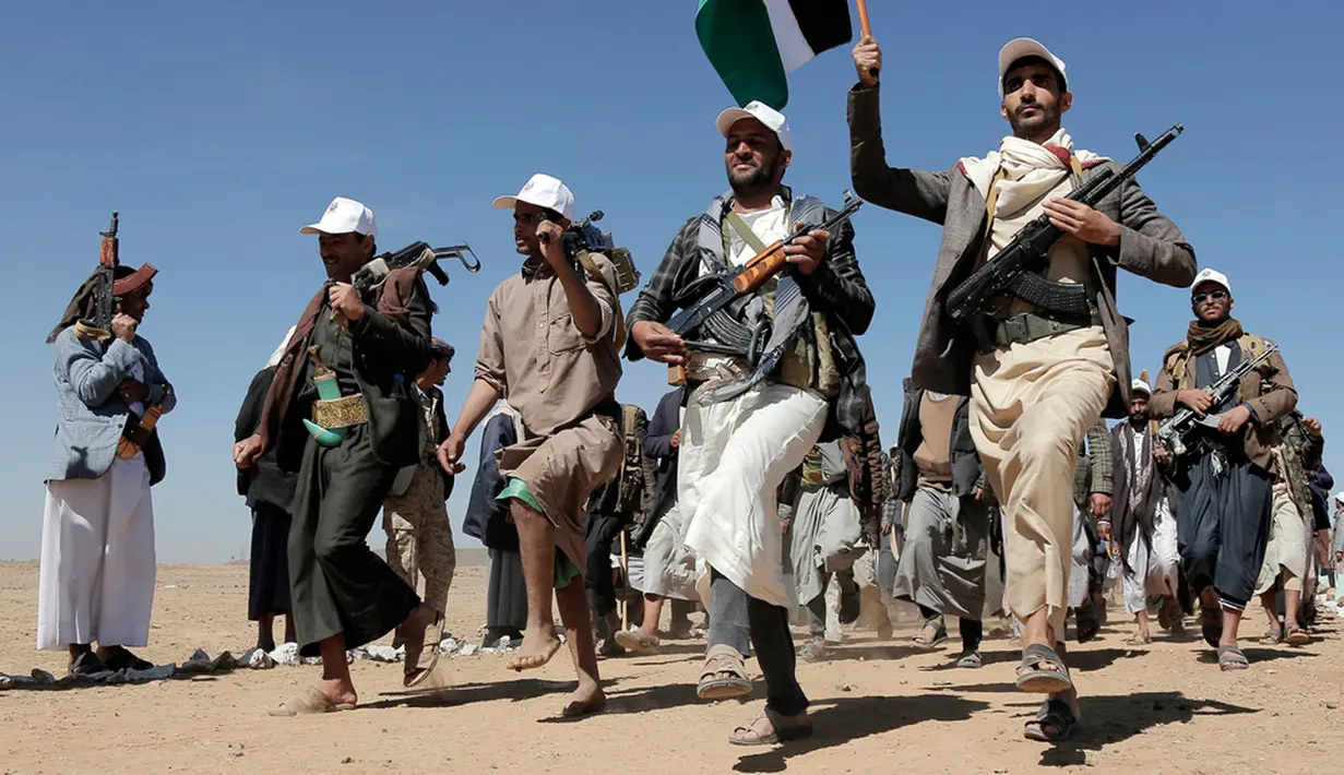 "Pertempurannya akan meluas, melampaui imajinasi dan ekspektasi Amerika dan Inggris," tutur pejabat Houthi, Ali al-Qahoum, seperti dilansir kantor berita Associated Press. (AP Photo)