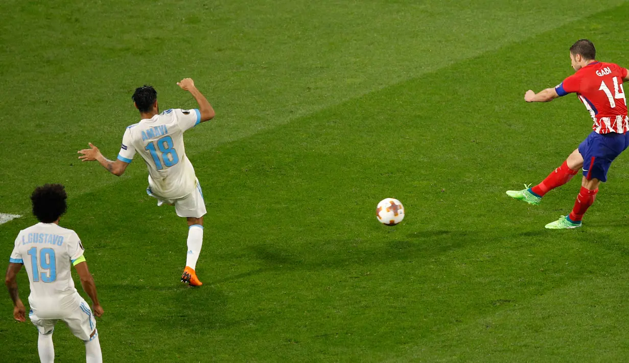 Pemain Atletico Madrid Gabi melakukan tendangan yang berhasil membuahkan gol ketiga untuk timnya saat Marseille dalam pertandingan final Liga Europa di Stade de Lyon, Prancis (16/5). (AP Photo / Christophe Ena)