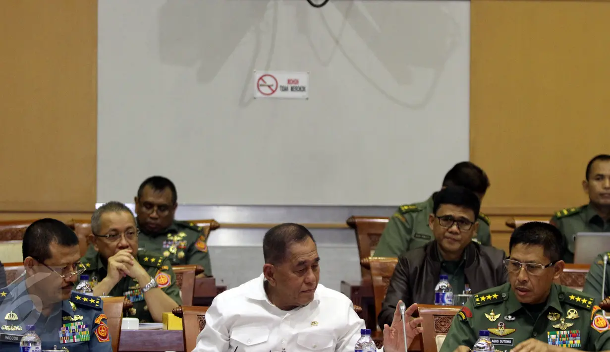 Rapat kerja antara Kemenhan dan Komisi I membahas permohonan pergeseran anggaran Kemenhan dan TNI tahun 2017, Jakarta, Kamis (13/4). (Liputan6.com/Johan Tallo)