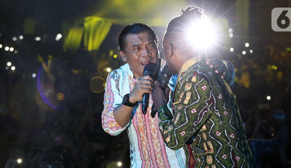 Penyanyi Didi Kempot tampil dalam perayaan Harlah ke-20 Fraksi PKB DPR RI di Kompleks Parlemen Senayan, Jakarta, Kamis (31/10/2019). The Godfather of Broken Heart tersebut membawakan sejumlah lagu di antaranya 'Kalung Emas' dan 'Cidro'. (Liputan6.com/JohanTallo)