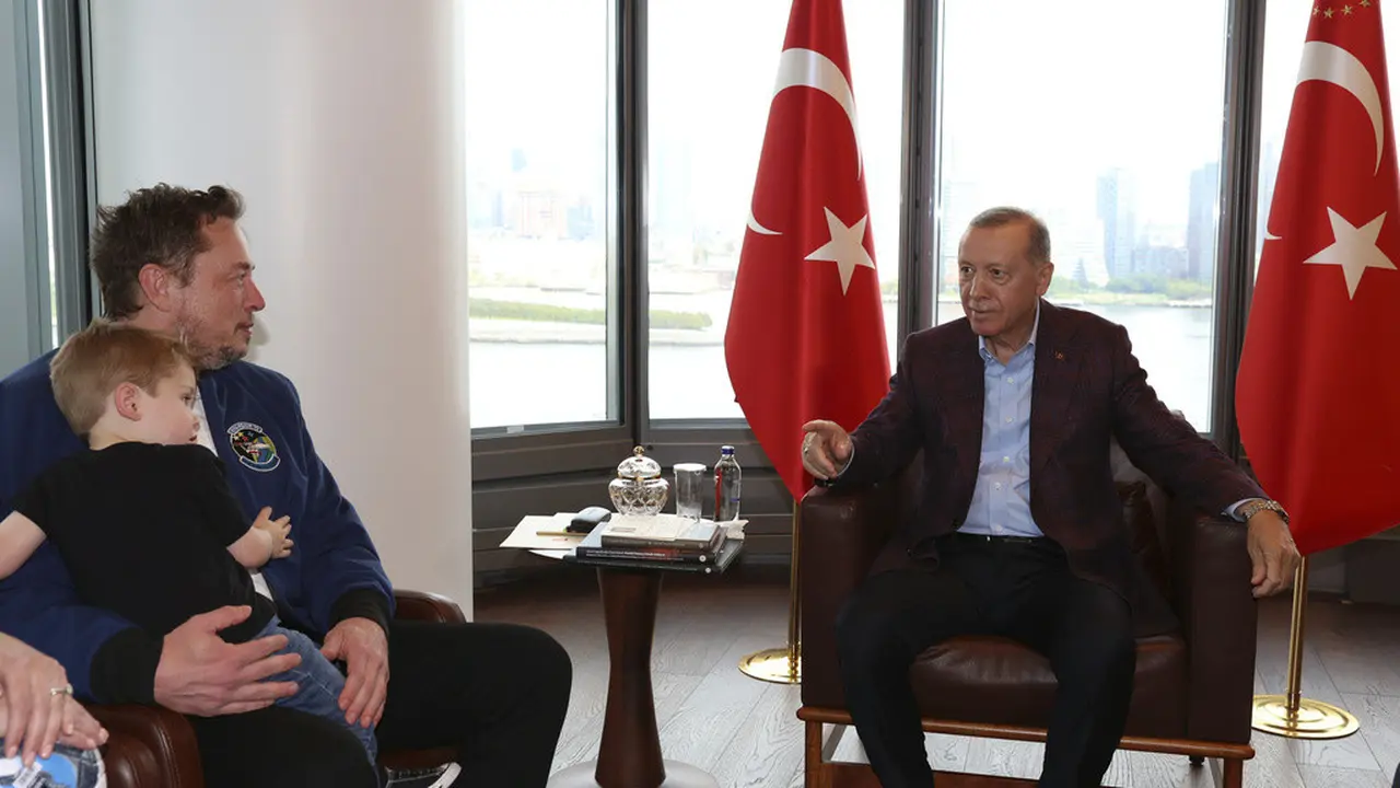 Elon Musk bertemu Presiden Turki, Recep Tayyip Erdogan. (Turkish Presidency via AP)