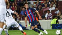 Gelandang Barcelona, Pablo Torre mengumpan bola saat bertanding melawan Viktoria Plzen pada pertandingan Grup C Liga Champions di stadion Camp Nou di Barcelona, Spanyol, Kamis (8/9/2022). Barcelona menang telak atas Viktoria Plzen 5-1. (AP Photo/Joan Monfort)