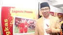 Walikota Bandung, Ridwan Kamil, berpose di depan galeri legenda di kantor Persija di komplek SUGBK, Jakarta, Jumat (16/10/2015). (Bola.com/Nicklas Hanoatubun)
