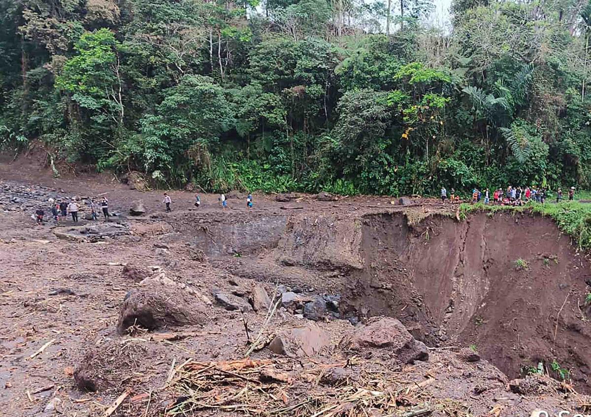 FOTO: Banjir Bandang Mauponggo: 6 Tewas, 4 Hilang, Puluhan Warga Mengungsi
