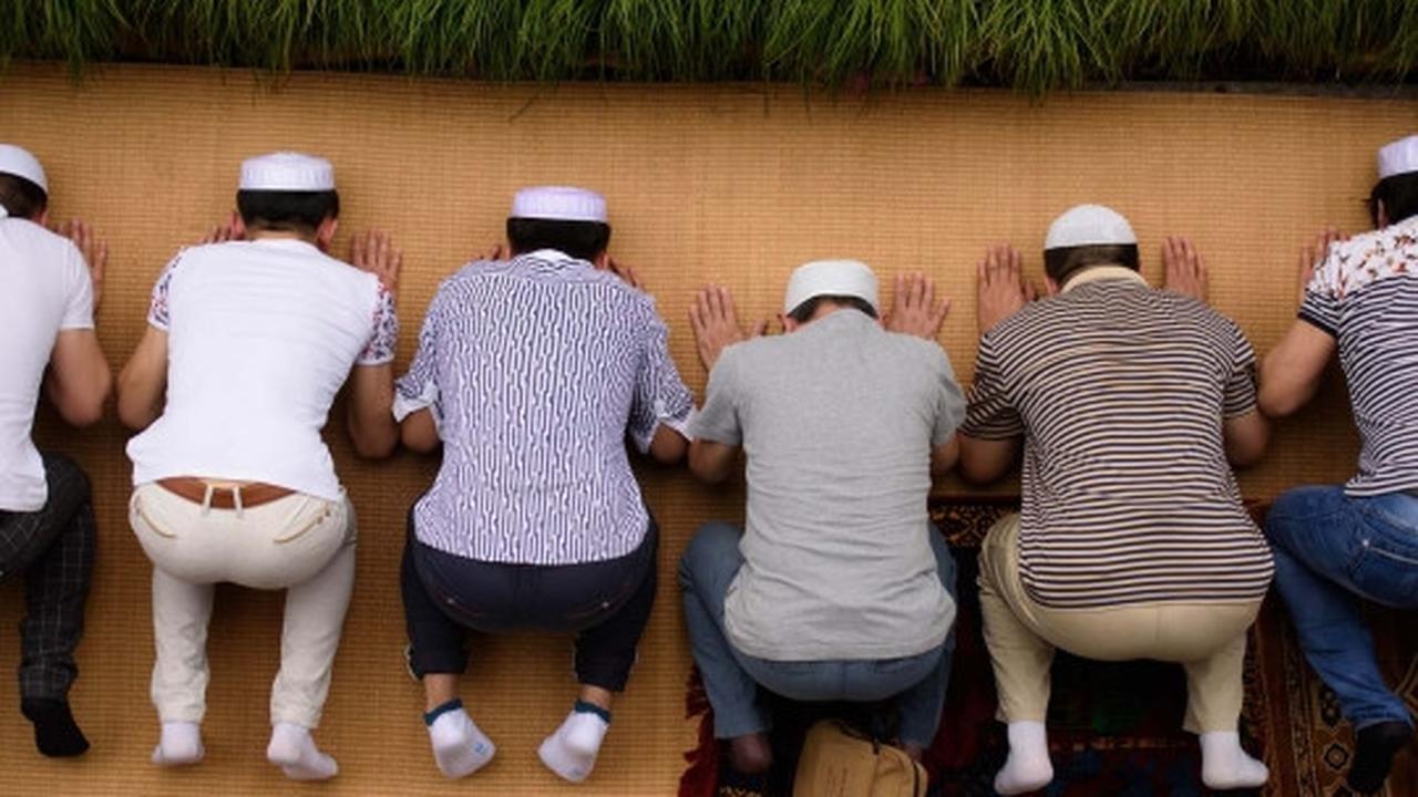 Kekhusyukan muslim minoritas China Salat Id di masjid mirip kuil