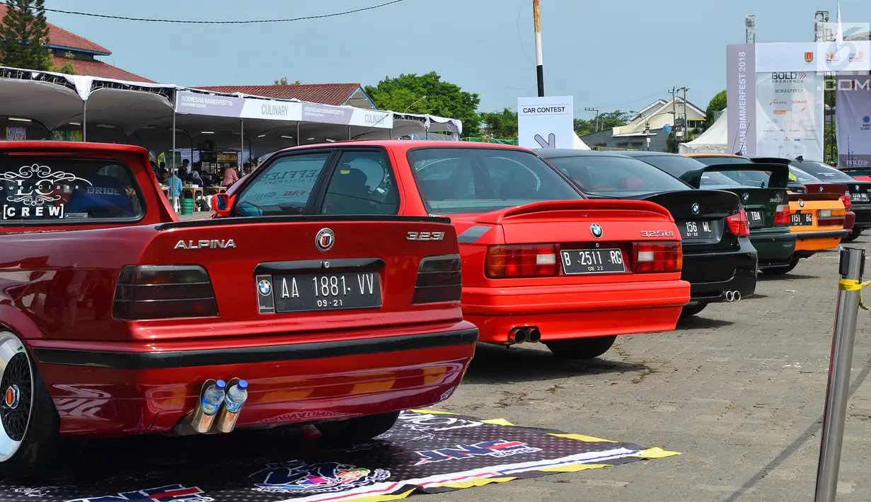 Deretan modifikasi mobil BMW pada Indonesian Bimmerfest 2018 di Semarang, Jawa Tengah, Minggu (18/11). Kegiatan yang diselenggarakan ke 10 kalinya diikuti 24 chapter club mobil BMW se-Indonesia. (Liputan6.com/HO/Doni)