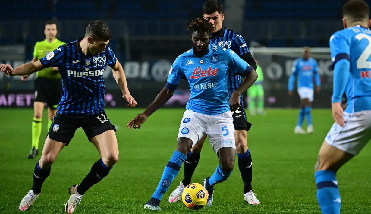 Gelandang Napoli, Tiemoue Bakayoko (tengah) berusaha melewati gelandang Atalanta, Remo Freuler (kiri) pada pertandingan leg kedua semifinal Coppa Italia di stadion Azzurri d'Italia di Bergamo, Kamis (11/2/2021).  Di final, Atalanta akan melawan Juventus. (AFP/Miguel Medina)