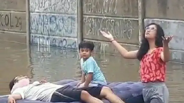 15 Aksi Kocak Orang Hadapi Musibah Banjir, Tetap Dibawa Santai