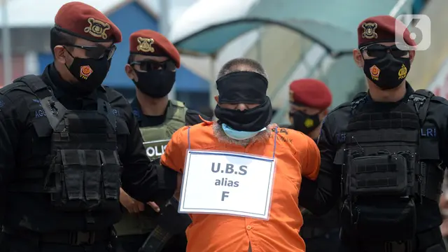 FOTO: 22 Terduga Teroris dari Jawa Timur Dipindahkan ke Jakarta