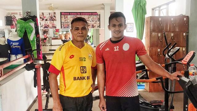 Pelatih kiper Bhayangkara FC, Alan Haviludin (kiri) mengundang penjaga gawang Arema FC, Andriyas Francisco, untuk latihan bersama di Bojonegoro.