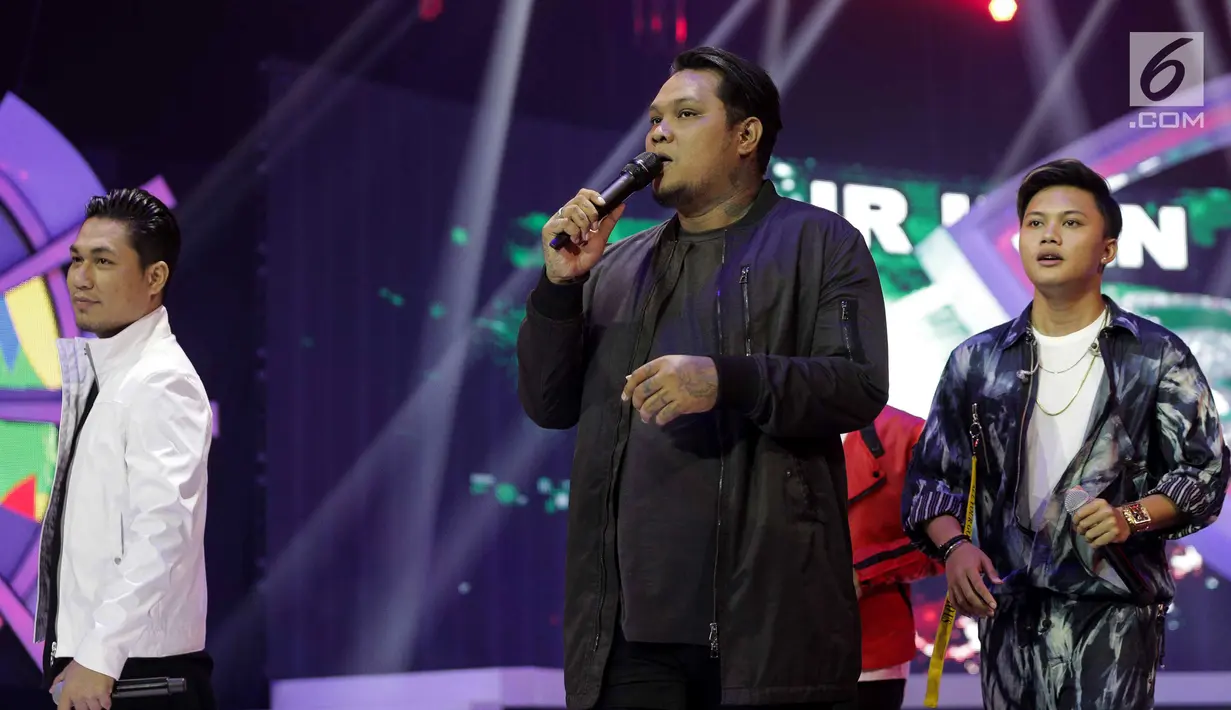 Penyanyi Rizal Armada (kiri) bersama Virgoun (tengah) dan Rizky Febian (kanan) saat tampil bersama dalam Konser Energi Asian Games 2018 di Studio 6 Indosiar, Jakarta, Kamis (8/3). (Liputan6.com/Faizal Fanani)