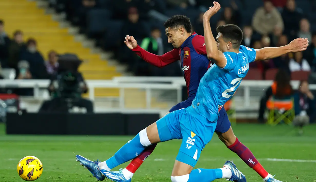 Barcelona mengubah skor jadi 2-1 lewat Sergi Roberto di menit ke-60. Kembali dimulai dari tendangan sudut Gundogan yang diterima Raphinha, dia memberi umpan pendek kepada Roberto yang menerobos dan kecoh Maximiliano. (AP Photo/Joan Monfort)
