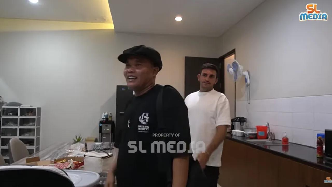 Sule dan Ladislao Camara tampak begitu akrab. Keduanya sempat berjabat tangan.<br>