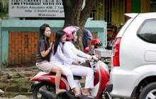 Anda akan dikenai denda jika melanggar aturan dengan membawa tiga penumpang di motor.