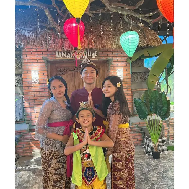 6 Potret Kiesha Alvaro Bareng Tiga Adiknya Pakai Baju Adat Bali, Makin Kompak