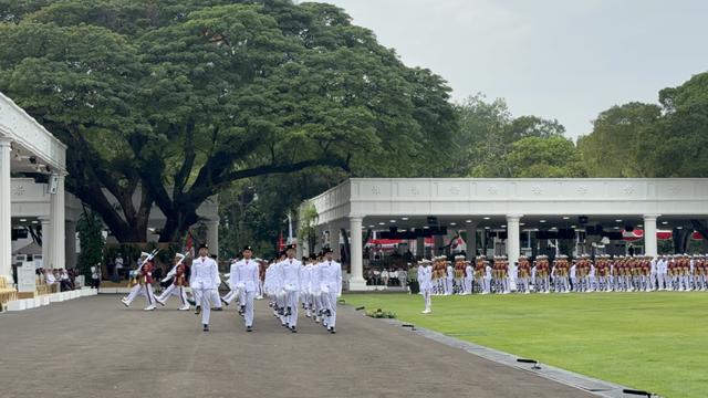 Pihak Istana menggelar gladi bersih upacara peringatan detik-detik Proklamasi di halaman Istana Merdeka Jakarta, Kamis (14/8/2025) (Liputan6.com/Lizsa Egeham)