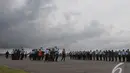 Sejumlah petugas berbaris di sisi landasan saat menyambut jenazah penumpang AirAsia QZ8501, Pangkalan Bun, Kalteng, Senin (5/1/2015). (Liputan6.com/Herman Zakharia)