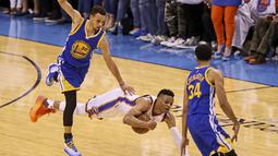 Pemain Warriors, Stephen Curry #30 menghalangi pemain OKC Thunder, Russell Westbrook #0 yang terjatuh saat Final Wilayah Barat NBA Playoffs 2016 di Chesapeake Energy Arena, Oklahoma, (24/5/2016).  (Kevin Jairaj-USA TODAY Sports)