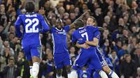 Para pemain Chelsea merayakan gol yang dicetak N'Golo Kante ke gawang Manchester United pada laga perempat final Piala FA di Stadion Stamford Bridge, Inggris, Senin (13/3/2017). Chelsea menang 1-0 atas Manchester United. (EPA/Gerry Penny)