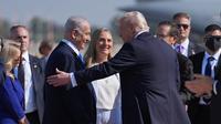 Perdana Menteri Israel Benjamin Netanyahu saat menyambut Presiden Amerika Serikat Donald Trump tiba di Bandara Ben Gurion Airport di dekat Tel Aviv, Israel, pada Senin (13/10/2025). (Dok. AP/Ariel Schalit)
