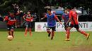 Beberapa anak berlatih bola di Sekolah Sepak Bola (SSB) ASIOP Apacinti di Lapangan A Senayan, Jakarta, Jumat (20/2/2015). (Liputan6.com/Helmi Fithriansyah)