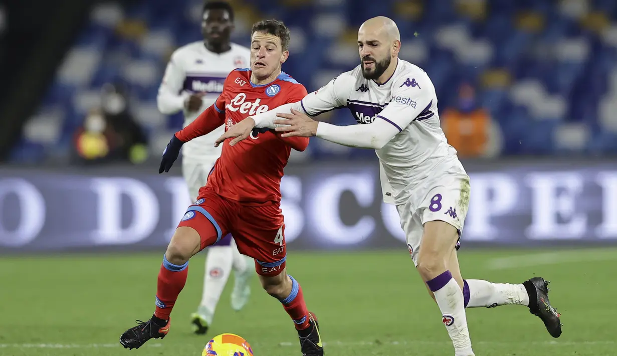 Laga yang digelar di markas Napoli, Stadion Diego Armando Maradona berlangsung keras. Tiga kartu merah dikeluarkan wasit, dua untuk Napoli dan satu untuk Fiorentina. (LaPresse via AP/Alessandro Garofalo)