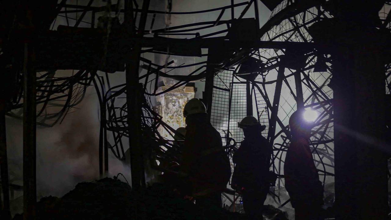 FOTO: Api Lahap Pasar Taman Puring, 500 Kios Hangus Terbakar
