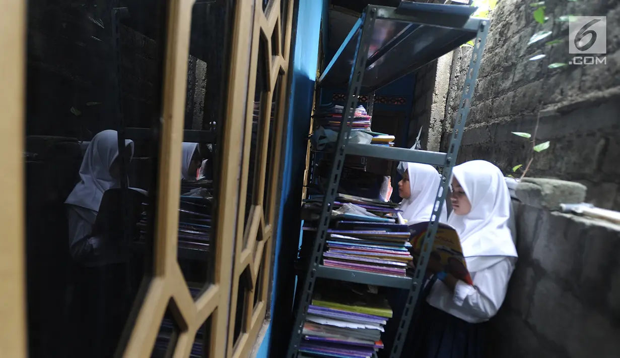 Siswa kelas 8 SMP 1 Cijeruk Terbuka mencari buku di sebuah rumah warga di Kampung Cijeruk RT 002/005, Desa Palasari, Kabupaten Bogor, Jawa Barat, Senin (2/9/2019). Sebanyak 65 siswa kelas 7,8 dan 9 SMP Terbuka belajar sudah lebih dari sepekan belajar di tempat ini. (merdeka.com/Arie Basuki)