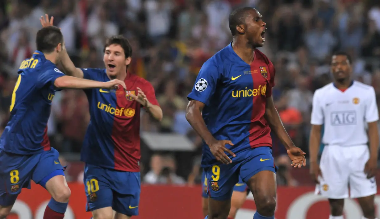 Selebrasi striker Barcelona, Samuel Eto'o setelah mencetak gol ke gawang Manchester United pada laga final Liga Champions 2008/2009 di Olympic Stadium, Roma (27/5/2009). Eks striker Kamerun ini mulai berkonflik sejak kedatangan Pep Guardiola sebagai pelatih anyar Barcelona pada awal musim 2008/2009. Sederet prestasi Samuel Etoo bersama Barcelona sebelum kehadiran Pep Guardiola seakan tak dianggap. Samuel Eto'o pun hijrah ke Inter Milan pada awal musim 2009/2010 dan langsung mempersembahkan treble winners di musim pertamanya. (AFP/Carl De Souza)